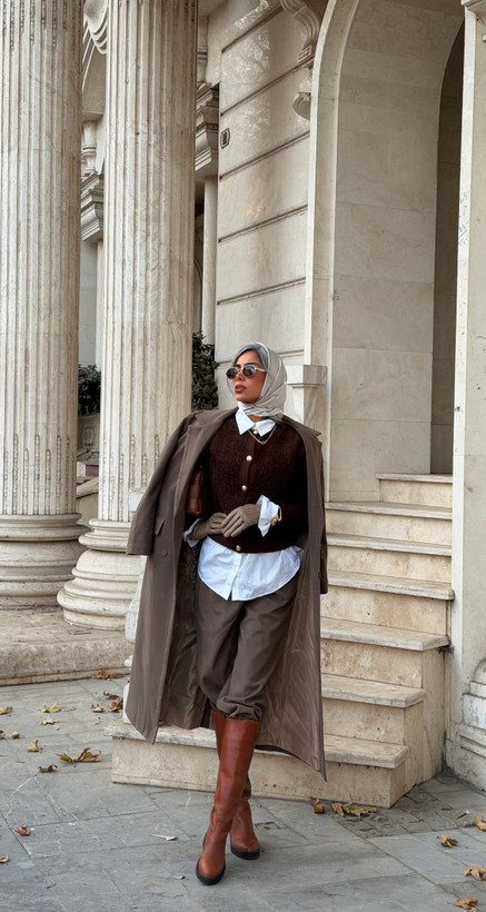 استایل زمستانی با پالتو زغالی و کیف چرم مشکی