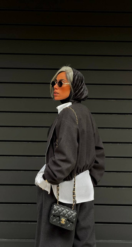 استایل خیابانی با ژاکت بمبر کوتاه و شومیز سفید