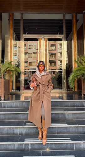 استایل زمستانی شیک با پالتو بلند مشکی و کیف قرمز لوکس