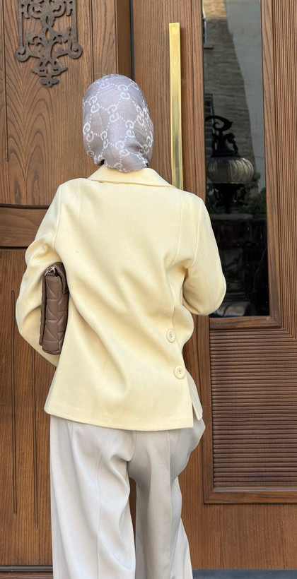 کت زنانه کوتاه زرد کرهای جنس فوتر با یقه انگلیسی